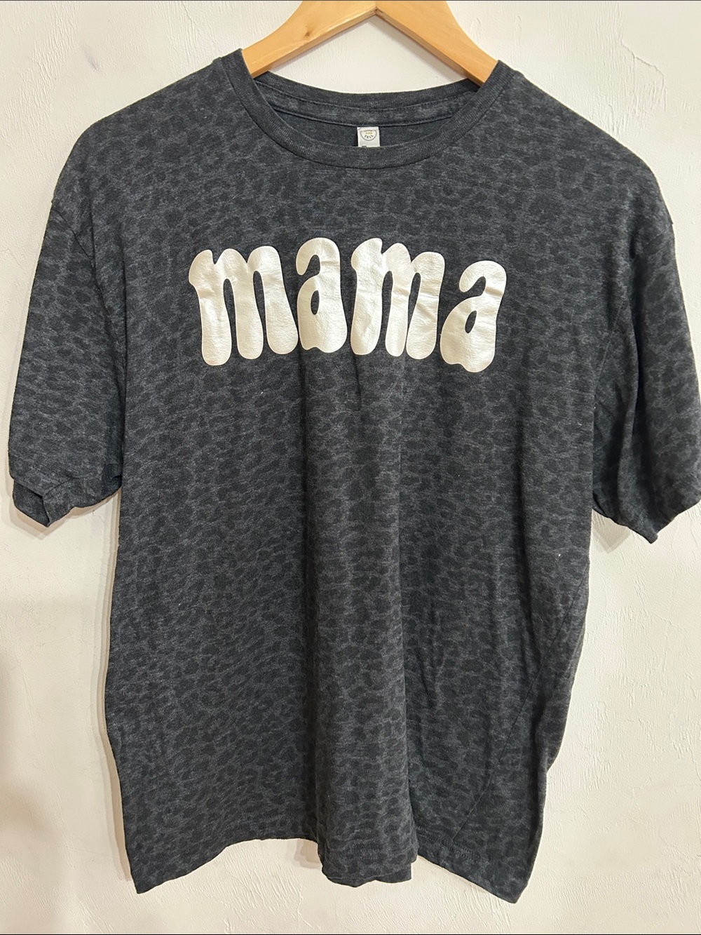 Live & Tell Black & Gray Leopard 'mama' Metallic Graphic Tee L